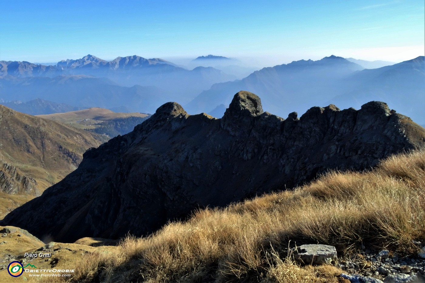 81 In ombra il versante nord del Torrione e Pizzo Giacomo.JPG -                                